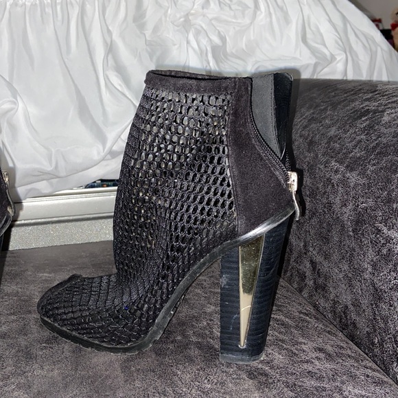 Bebe heel cut out boot size 6 1/2 black and cold - Picture 3 of 4